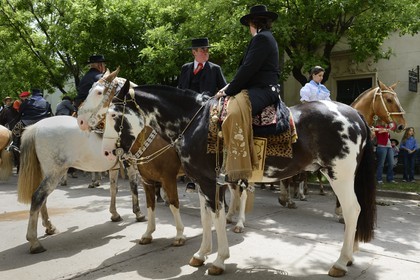 Argentine, province de Buenos Aires, San Antonio de Areco, fête du Jour de la Tradition (Dia de la Tradicion), gauchos à cheval en habit traditionnel, estancieros (gauchos propriétaires d'un ranch)