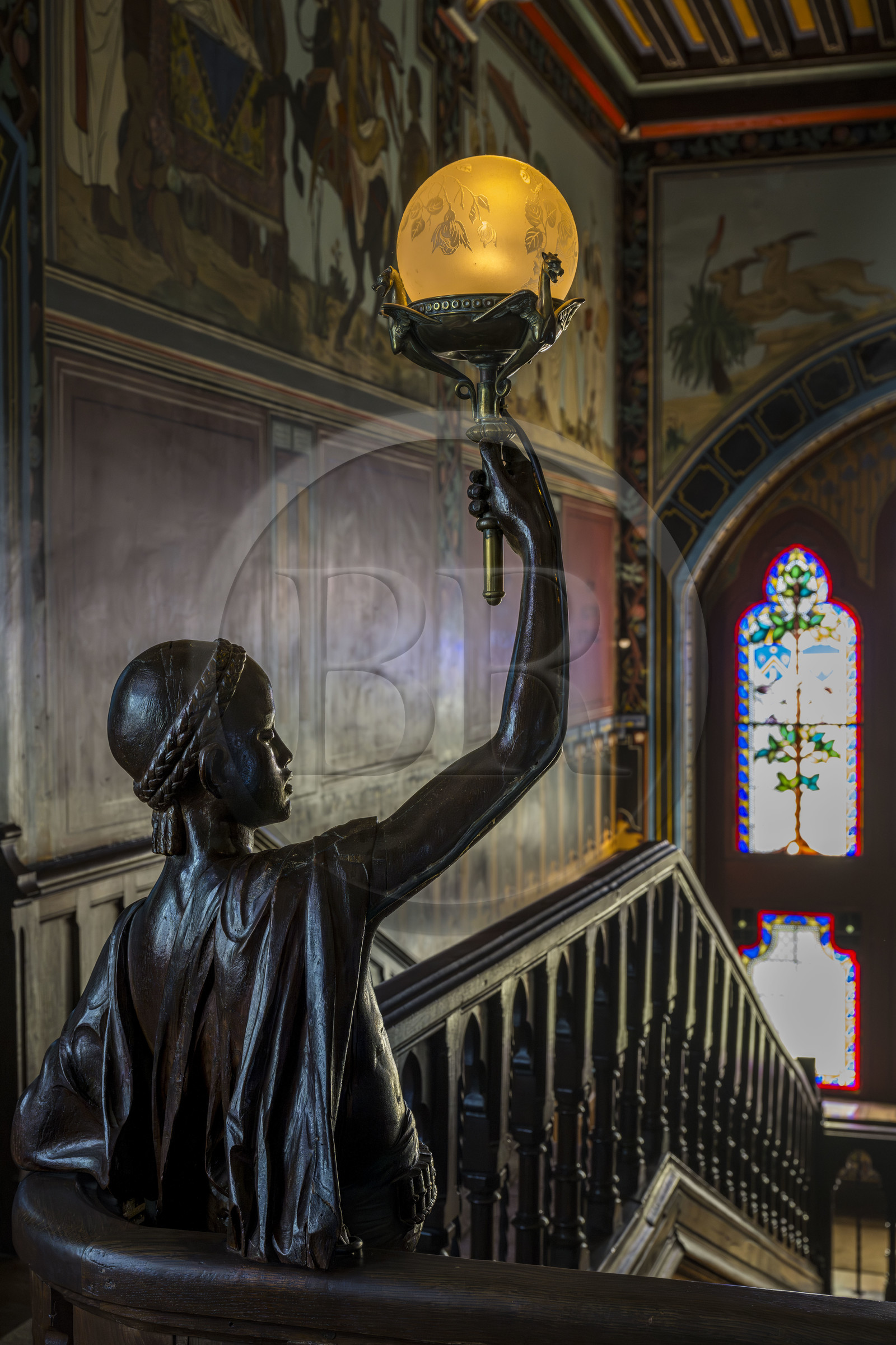 France, Pyrénées-Atlantiques (64), la côte du Pays-Basque, Hendaye, chateau d'Abbadia construit en 1870 par Eugène Viollet-le-Duc pour Antoine d'Abbadie d'Arrast, le grand escalier, statue porte-torchère représentant Abdullah ancien esclave ethiopien affranchi et mort sous la commune de Paris