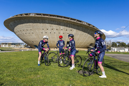 France, Loire-Atlantique (44), Saint-Nazaire, le Palais des sports appelé La Soucoupe datant de la reconstruction de la ville et des cyclistes du club Best Triathlon Saint Nazaire à l'entrainement