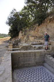 France, Hérault (34), fouilles sur la colline du Castellas à Murviel-lès-Montpellier correspond à l'emplacement d'une importante agglomération antique de la fin de l'âge du fer jusqu'au IIe siècle après J.-C., Patrick Thollard archéologue responsable des fouilles