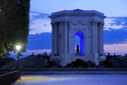 France, Hérault (34), Montpellier, centre historique, place du Peyrou, château d'eau, éclairage bleu du plasticien Yann Kersalé