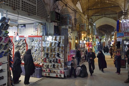 Iran, province d'Ispahan, Ispahan, Bazar-e Bozorg (Grand Bazar), immense bazar couvert qui remonte à près de 1300 ans, boutique de chaussures