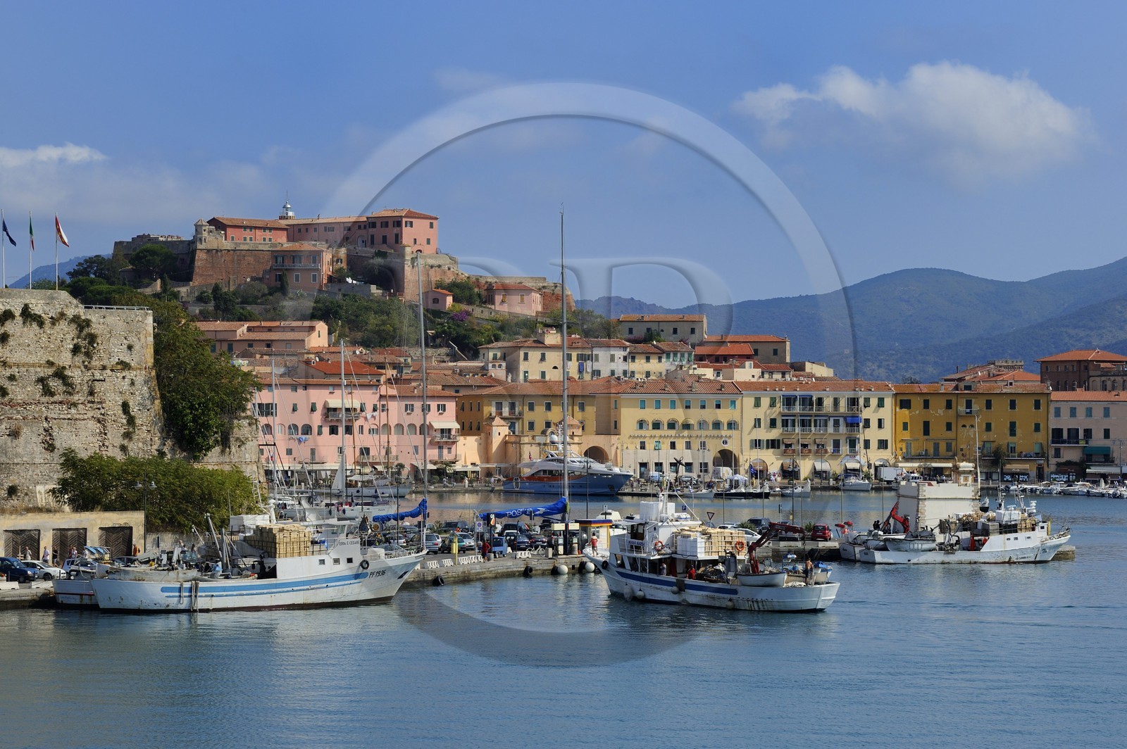 Italie, Toscane, l’Ile d’Elbe, Portoferraio, le Fort Stella dans la vieille ville et le port de pêche