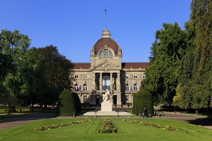 France, Bas-Rhin (67), Strasbourg, la place de la République, le Palais du Rhin et le monument aux morts. Une mère tient ses deux fils mourants, l’un regarde la France, l’autre l’Allemagne
