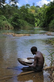 Tanzanie, région de Morogoro, les Monts Uluguru, prospecteurs d' Or sur la rivière Ruvu