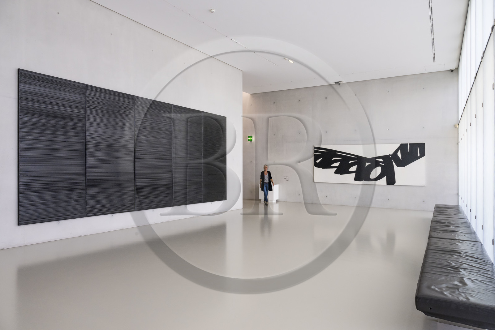 France, Hérault (34), Montpellier, centre historique, musée Fabre, salles dédiées à l'artiste Pierre Soulages (1919-2022), peinture 290 x 654 cm, janvier 1997 et peinture 162 x 434 cm, 27 mars 1971en arrière plan