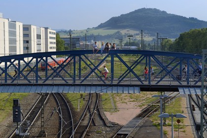 Allemagne, Bade-Wurtemberg, Fribourg en Brisgau, la gare centrale, le pont bleu (pont Wiwili) au dessus de la voie ferrée