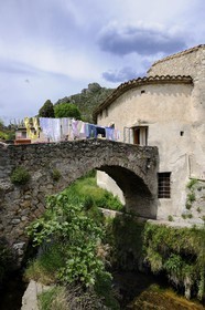 France, Hérault (34), village médiéval de Saint-Guilhem-le-Désert, labellisé Les Plus Beaux Villages de France, Pont sur le Verdus à l'entrée du village