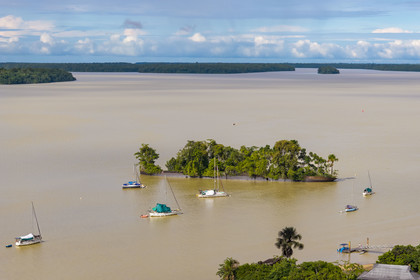 France, Guyane, Saint-Laurent-du-Maroni, l'épave du navire marchand britannique Edith Cavell échoué en 1924 et devenue une île sur le fleuve Maroni (vue aérienne)