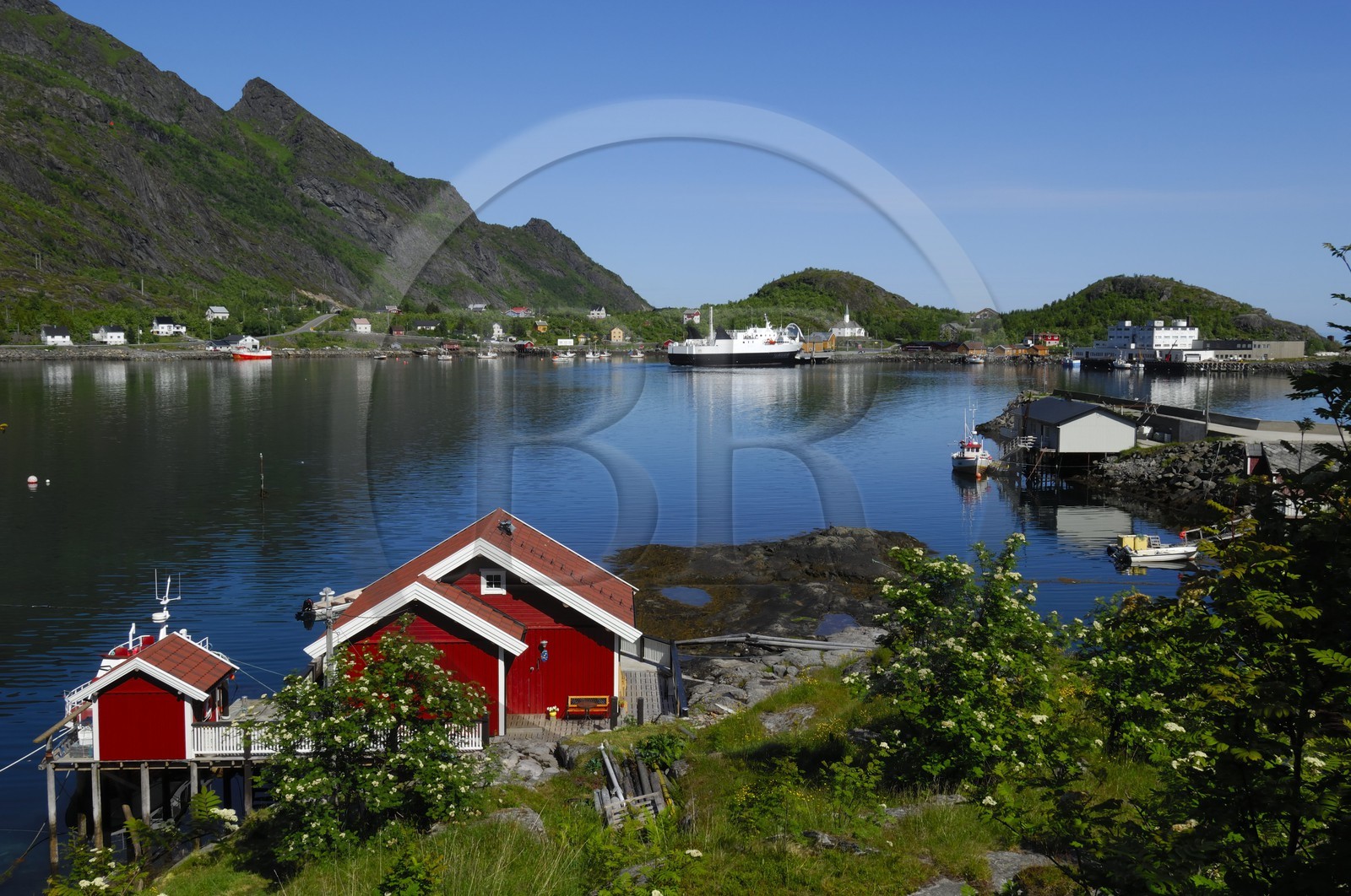 Norvège, Nordland, Iles Lofoten, Ile de Moskenes, ferry dans le petit port de Sorvagen