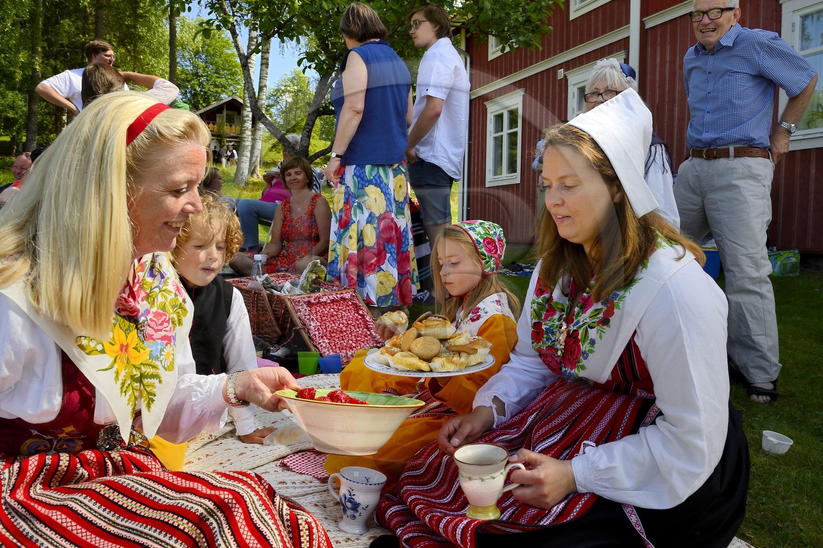 Suède, comté de Dalécarlie, région de Leksand, célébrations du solstice d'été dans le petit hameau de Sunnanäng, pique-nique