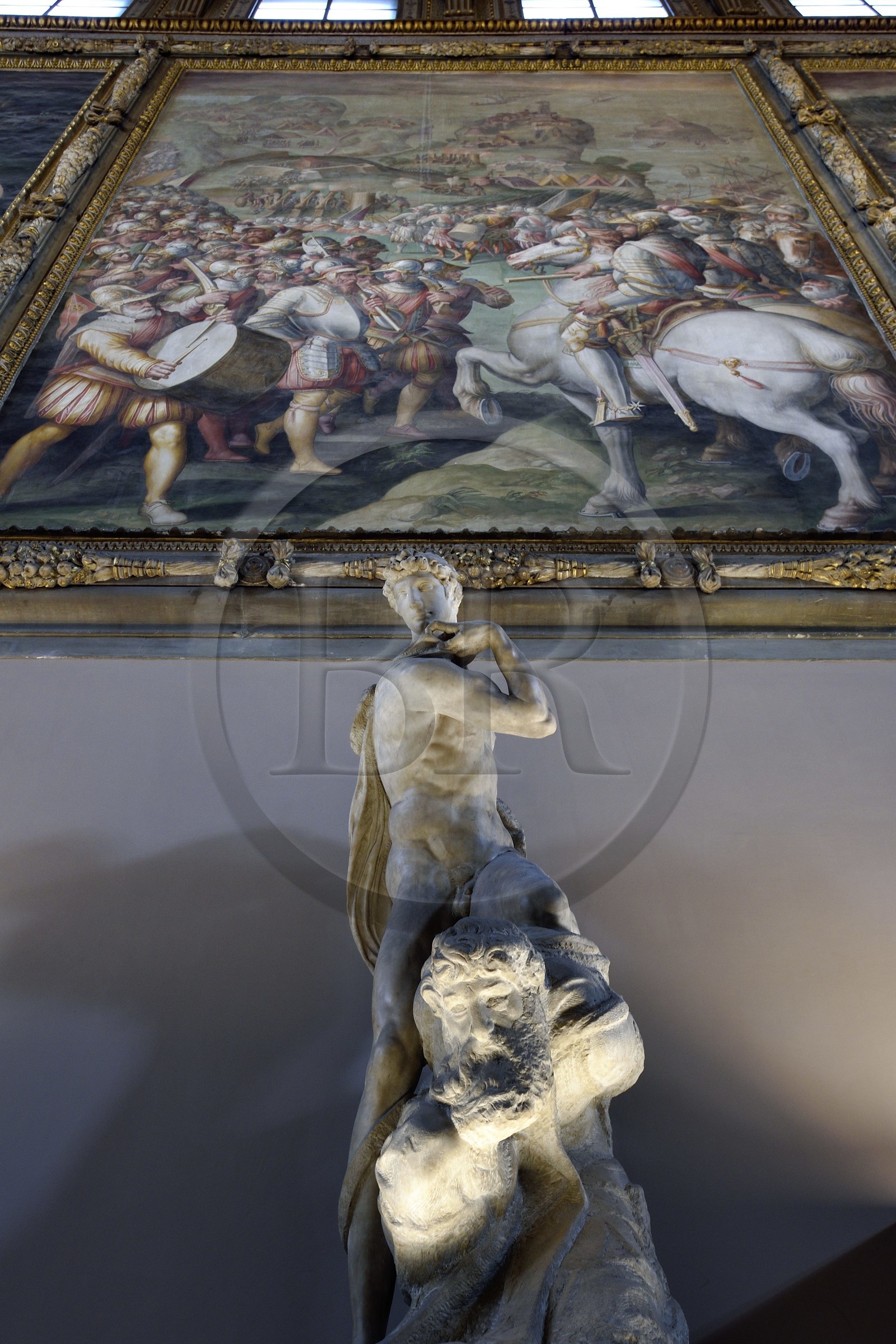 Italie, Toscane, Florence, centre historique classé Patrimoine Mondial de l'UNESCO, le Palazzo Vecchio, Salone dei Cinquecento (salle des Cinq-Cents), le génie de la victoire (Genio della Vittoria), une sculpture inachevée en marbre de 1532 à 1534 de Michel-Ange, réalisée dans le cadre du projet de la tombe du pape Jules II