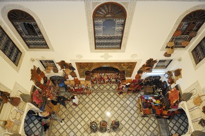 Maroc, Moyen Atlas, Fès, ville impériale, médina classée Patrimoine Mondial de l'UNESCO, Fès el Bali, quartier des tanneurs, Chouara, intérieur d'une boutique