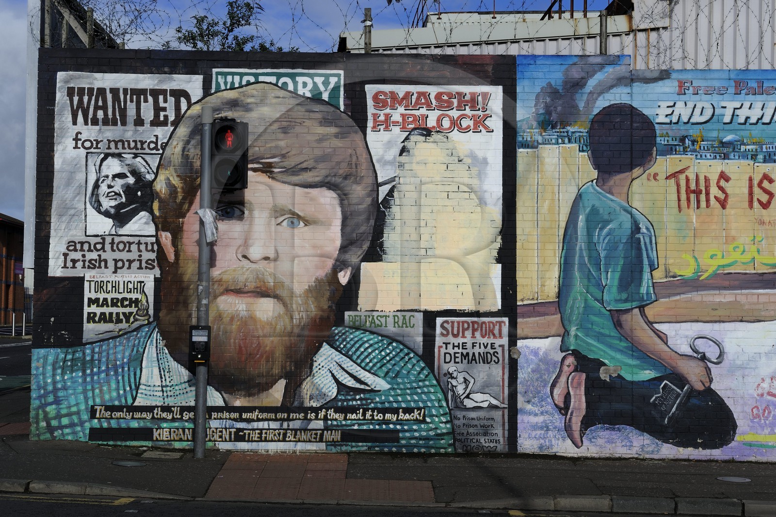 Royaume-Uni, Irlande du Nord, Belfast Ouest, le quartier catholique de Falls, International ou Solidarity Wall, peintures murales sur Falls Road