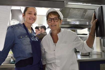 France, Vaucluse (84), Parc Naturel Regional du Luberon, Cadenet (Lourmarin), Auberge La Fenière 1 étoile Michelin, la chef étoilée Reine Sammut et sa fille Nadia