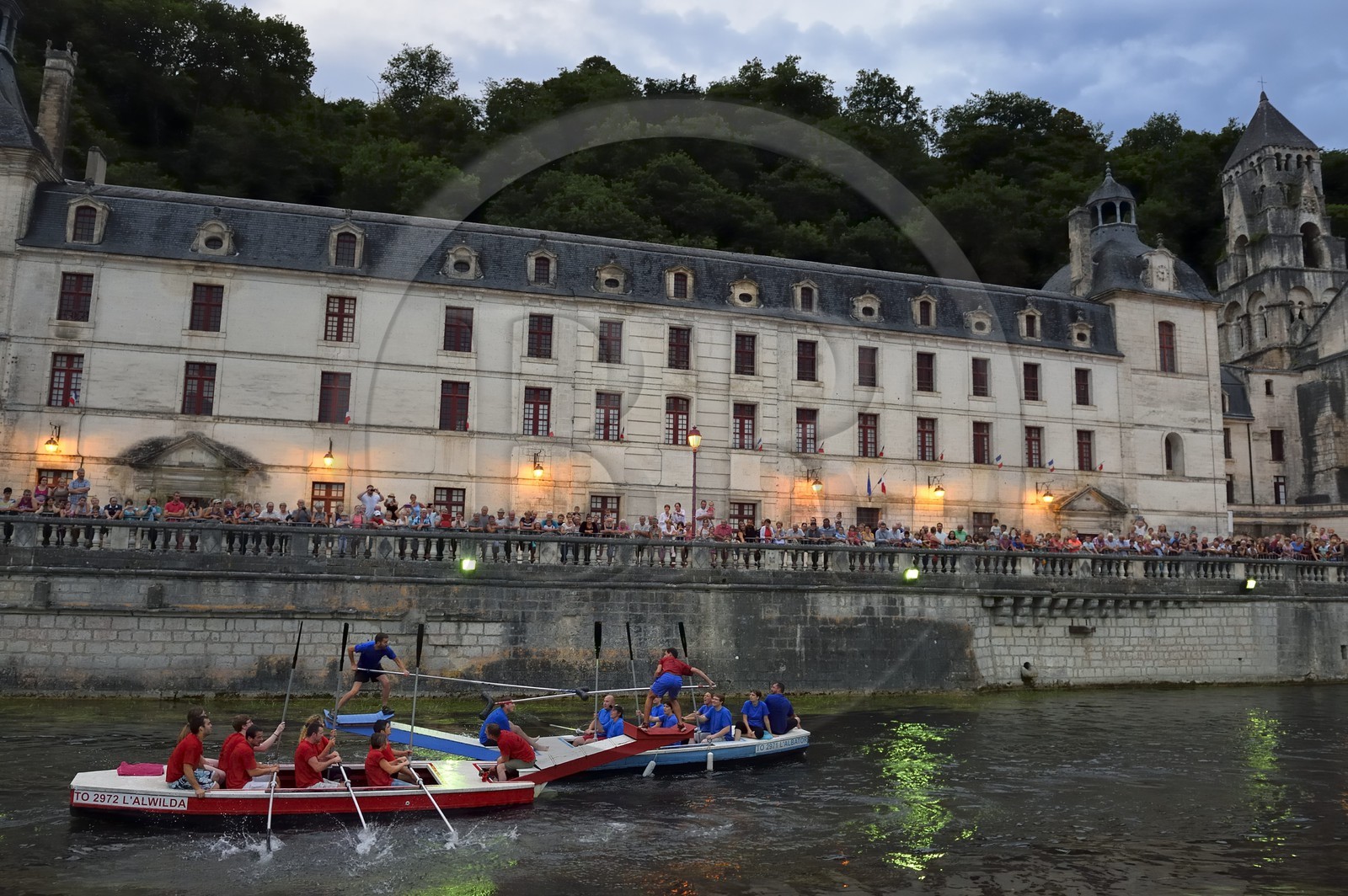 France, Dordogne (24), Brantôme, joute nautique sur la Dronne devant l'abbaye bénédictine Saint-Pierre France, Dordogne (24), Brantôme, joute nautique sur la Dronne devant l'abbaye bénédictine Saint-Pierre