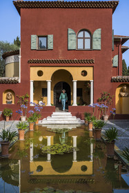France, Alpes-Maritimes (06), Menton, Domaine des Colombieres, l'actuel propriétaire Michael Likierman dans la villa des Colombières  entièrement conçue comme une œuvre d'art par Ferdinand Bac