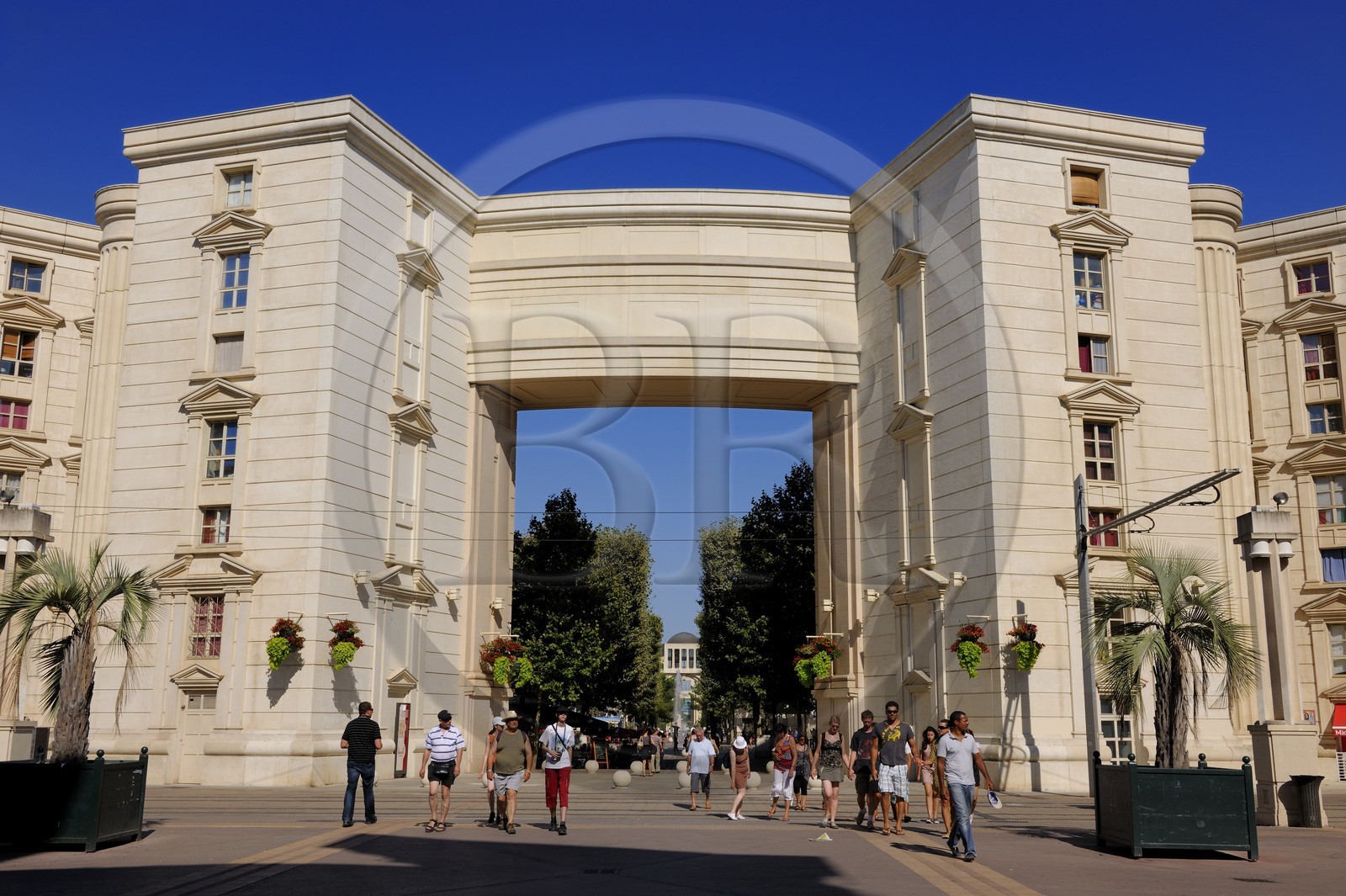France, Hérault (34), Montpellier, quartier Antigone de l'architecte Ricardo Bofill, place du Nombre d'Or, un axe piéton relie cette place au Lez vers l'est et au centre historique à l'ouest France, Hérault (34), Montpellier, quartier Antigone de l'architecte Ricardo Bofill, place du Nombre d'Or, un axe piéton relie cette place au Lez vers l'est et au centre historique à l'ouest