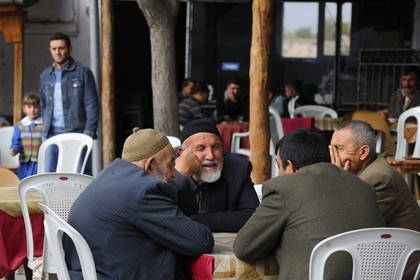 Turquie, Anatolie Centrale, province de Nevsehir, Cappadoce classée Patrimoine Mondial de l'UNESCO, village d' Ibrahimpacha, le café de la place centrale
