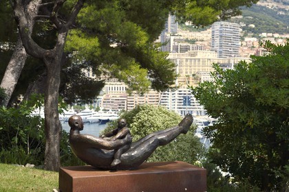 Principauté de Monaco, Monaco, les Jardins Saint Martin, sculpture L'homme et l'enfant par Axel Cassel