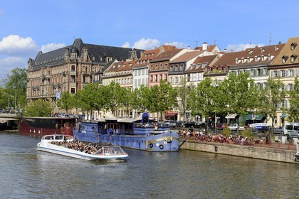 France, Bas Rhin (67), Strasbourg, les nouveaux bistrots péniches sur le quai des Pêcheurs sur les bords de l'Ill