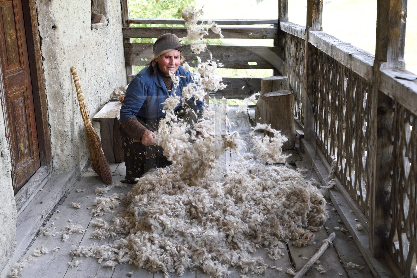 Géorgie, Kakheti, Parc national de Touchétie, village de Shenako, Sirana Hatchizé remonte pour l'été en Touchétie, ici elle aère la laine destinée au matelas