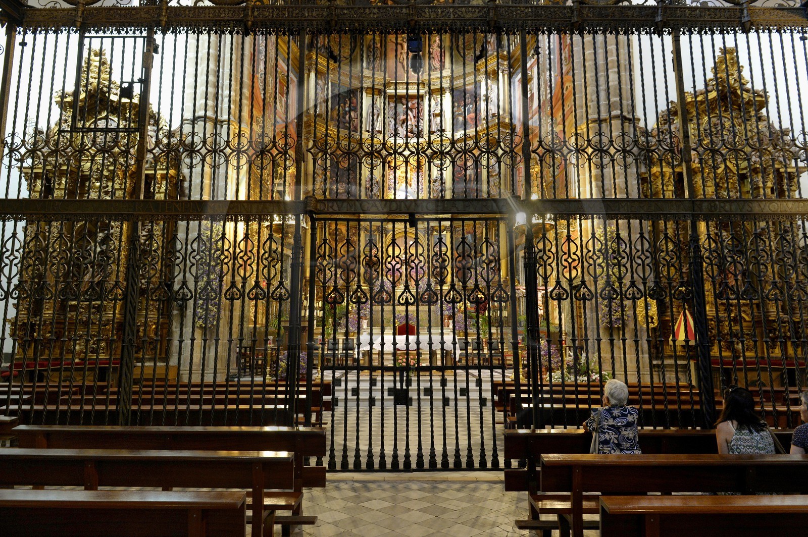 Espagne, Estremadure, Guadalupe, monastère royal de Santa Maria de Guadalupe classé Patrimoine mondial de l'UNESCO, grille protégeant le retable du sanctuaire