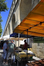 France, Hérault (34), Montpellier, Marché des Arceaux sous l'Aqueduc Saint Clément