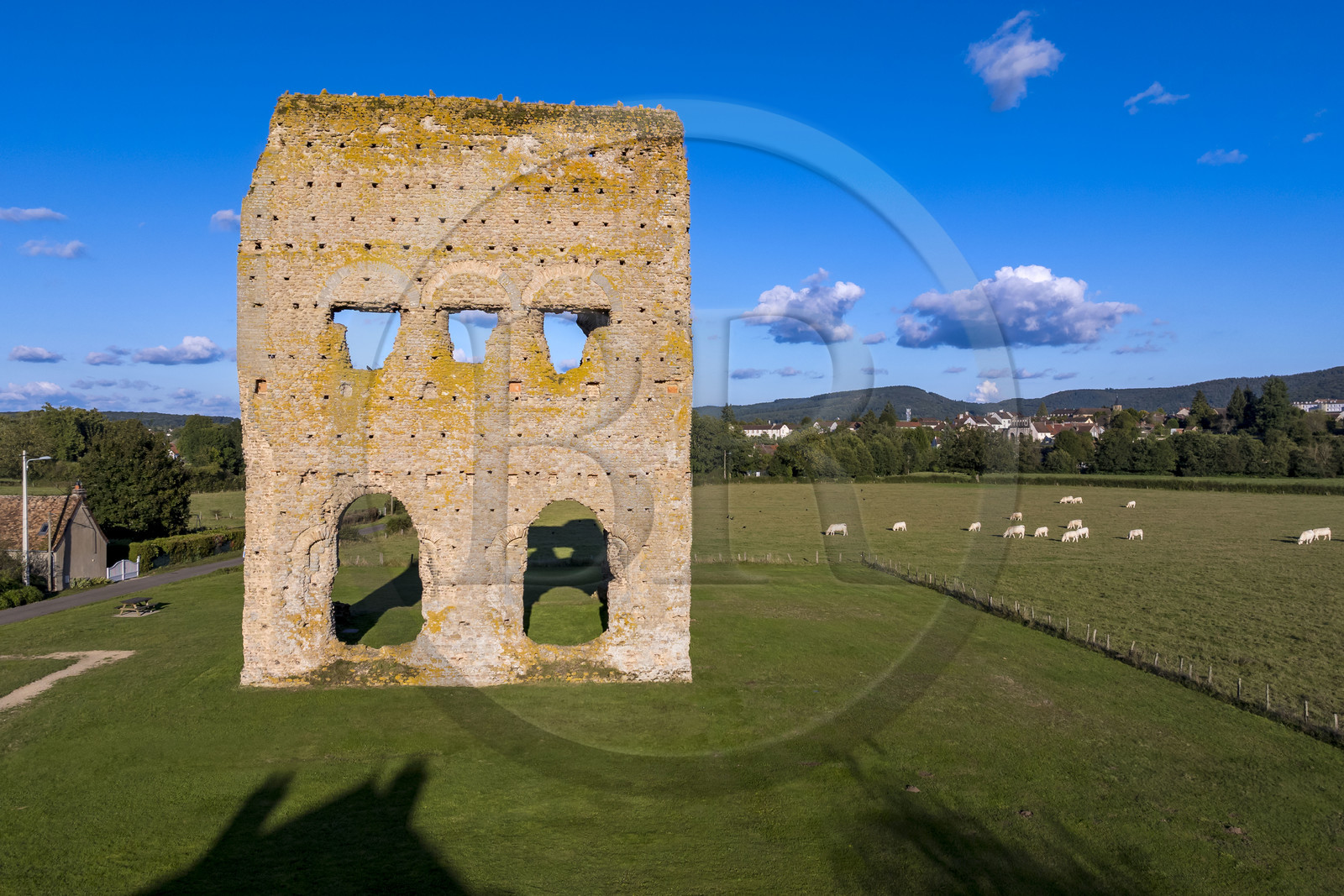 France, Saône-et-Loire (71), Autun, le temple gallo-romain dit de Janus dont la première construction remonte à l’époque gauloise au IIIe siècle av. JC (vue aérienne)