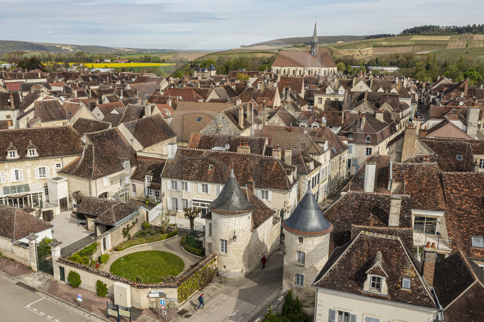 France, Yonne (89), vallée du Serein, Chablis, les tours de la Porte Noël faisaient parti des remparts de la ville (vue aérienne)