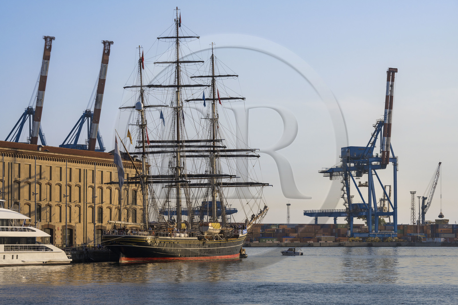 Italie, Ligurie, Gênes, le Porto Antico (Vieux Port), le clipper trois-mats Stad Amsterdam à quai et le port de commerce en arrière plan