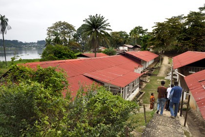 Gabon, Province du Moyen-Ogooué, Lambaréné, l'ancien Hopital Albert Schweitzer et le fleuve Ogooué, une rue de l'hopital entre la Grande Pharmacie (policlinique) et la case Bouka (case des nouveaux opérés)