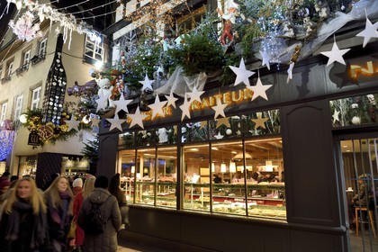 France, Bas-Rhin (67), Strasbourg, vieille ville classée au Patrimoine Mondial de l'UNESCO, vitrine de la patisserie Naegel décorée pour Noel rue des Orfèvres