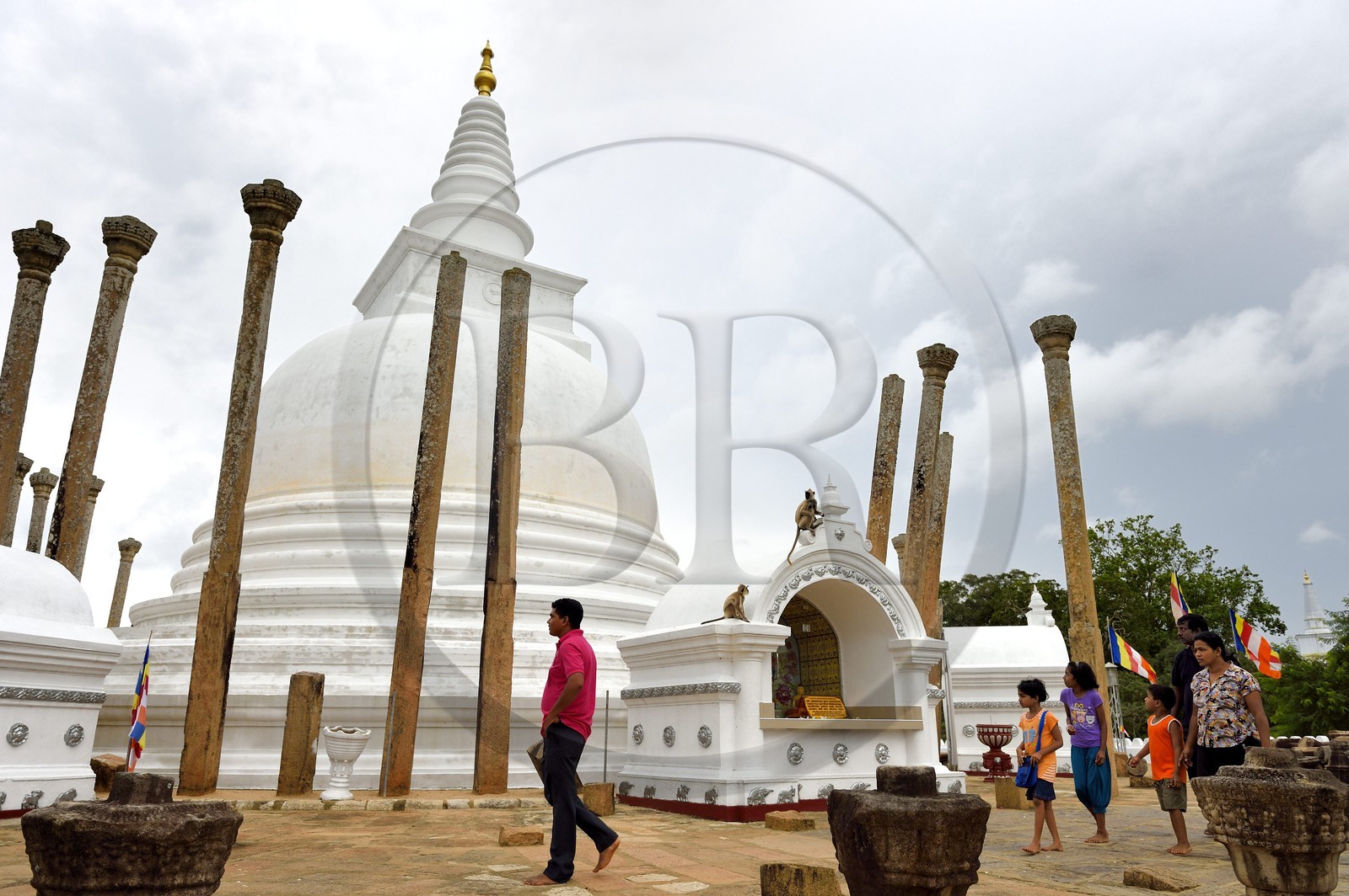 Sri Lanka, province du Centre-Nord, site d'Anuradhapura classé Patrimoine Mondial de l'UNESCO, capitale du Sri Lanka au IIIe siècle avant JC, le lieu sacré de vénération bouddhiste Dagoba de Thuparama