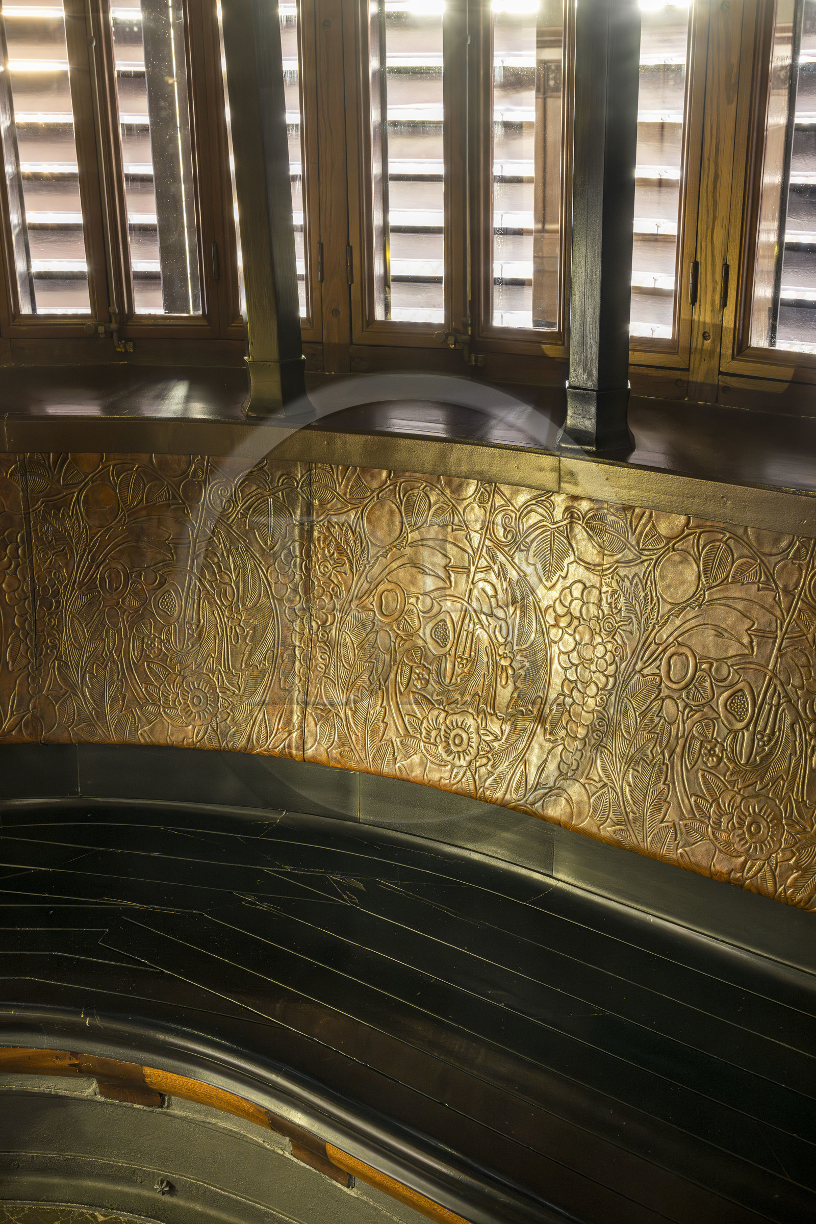 Espagne, Catalogne, Barcelone, le Palais Güell (Palau Güell) construit entre 1886 et 1891 et réalisé par l'architecte du modernisme catalan Antoni Gaudi, site classé au Patrimoine Mondial de l'UNESCO, banc dans le fumoir