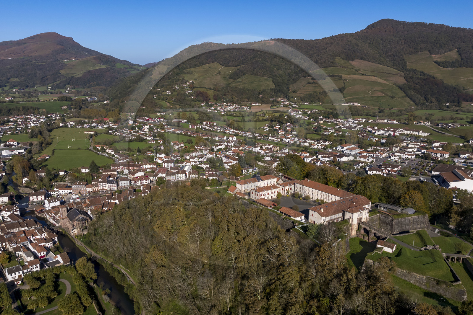 France, Pyrénées-Atlantiques (64), Pays-Basque, Saint-Jean-Pied-de-Port dominé par la citadelle consolidée par Vauban au sommet de la colline de Mendiguren et traversé par la rivière Nive de Béhérobie (vue aérienne)