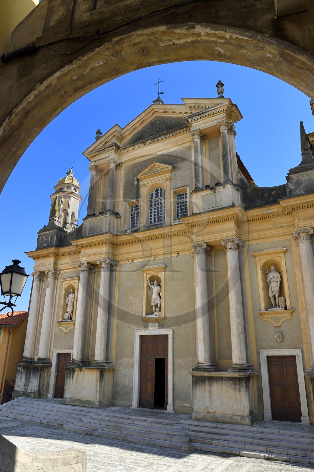 France, Alpes-Maritimes (06), Menton, la vieille ville, la basilique Saint-Michel-Archange
