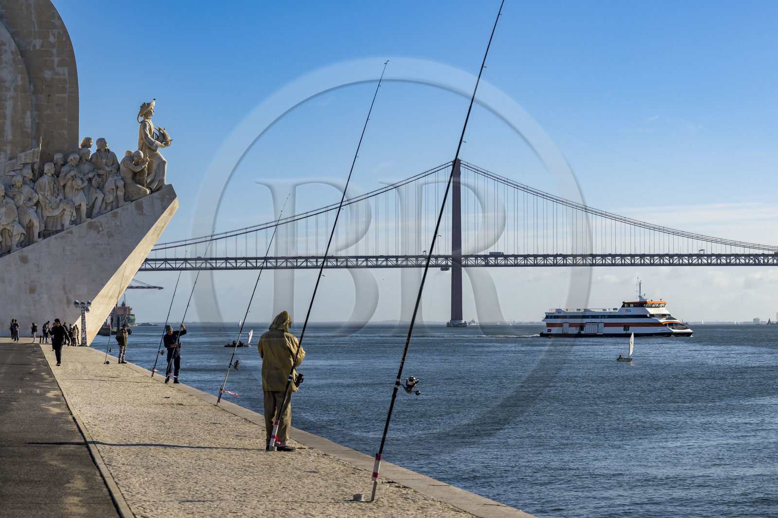 Portugal, Lisbonne, quartier de Belém, Padrao dos Descobrimentos (Monument des Découvertes) datant de 1960 et le le pont du 25 de Abril sur le Tage