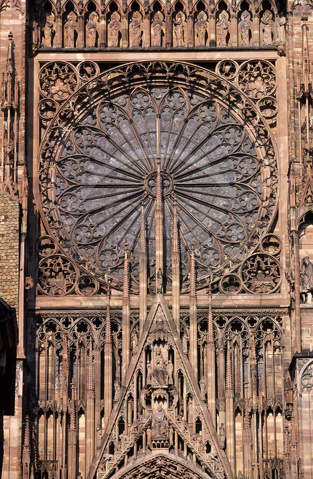 France, Bas-Rhin (67), Strasbourg, vieille ville classée au Patrimoine Mondial de l'UNESCO, cathédrale Notre-Dame, portail central surmonté d'une rosace de 15 m