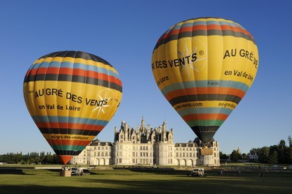 France, Loir et Cher (41), Vallée de la Loire classée Patrimoine Mondial de l' UNESCO, château de Chambord, montgolfières au décollage