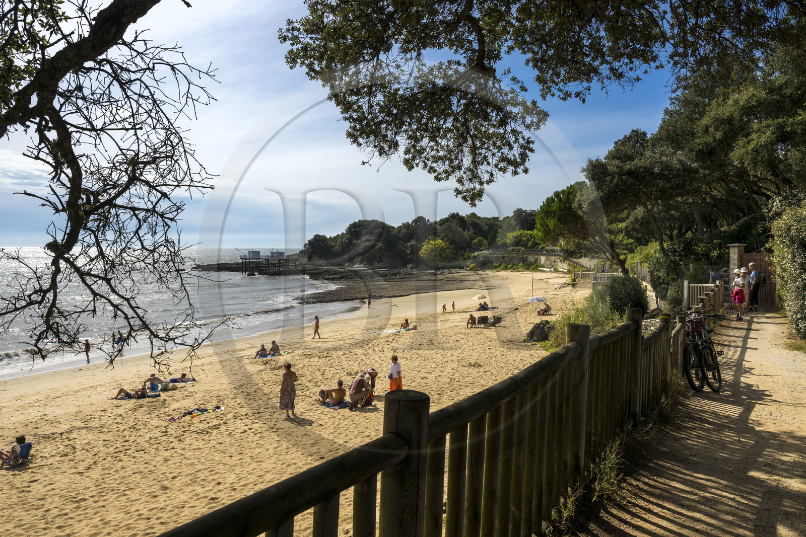France, Charente-Maritime (17), région de Royan, Saint-Palais-sur-Mer, plage du Platin et sentier des douaniers qui longe le littoral
