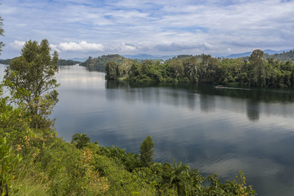 Rwanda, Province de l’Ouest, Karongi (anciennement nommée Kibuye), lac Kivu, un bateau navigue entre les îles à la sortie de la ville