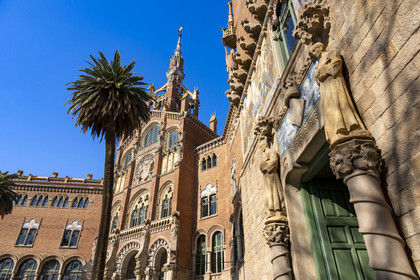 Espagne, Catalogne, Barcelone, quartier d'El Guinardo, ancien Hospital de la Santa Creu i de Sant Pau classé Patrimoine Mondial de l'UNESCO, de style moderniste par l'architecte Domenech i Montaner, aujourd'hui un musée et un centre culturel, batiment de l'administration