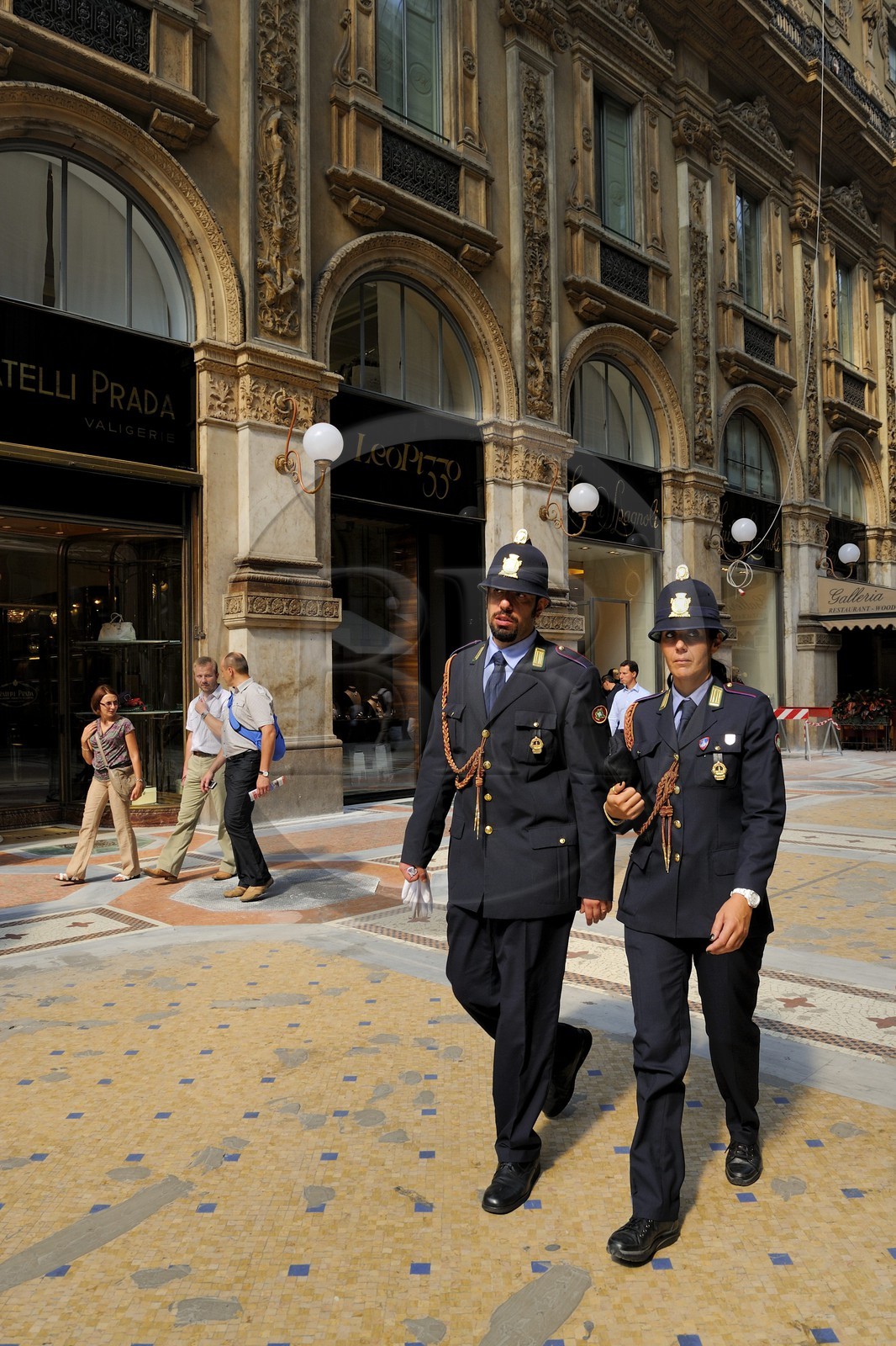 Italie, Lombardie, Milan, la galerie Vittorio Emanuele II, galerie commerçante construite au XIXe siècle par Giuseppe Mengoni, policiers en uniforme de prestige