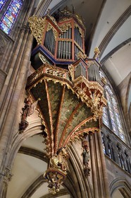 France, Bas-Rhin (67), Strasbourg, vieille ville classée au Patrimoine Mondial de l'UNESCO, la cathédrale Notre-Dame, le grand orgue qui domine la nef, l'automate appelé le Rohraffe (aussi Bretzelmann) à droite sous le grand orgue, de là les fidèles et le clergé se faisait insulter lors des offices des fêtes de la Pentecote, sur la gauche un héraut porte à sa bouche une trompette avec l’aide de cables tirés par l’organiste