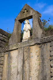 France, Cote d'Or, Climats terroirs of Burgundy listed as World Heritage by UNESCO, Route des Grands Crus, Cote de Beaune vineyard, Pernand-Vergelesses, aedicule housing a statue of Saint Vincent, inserted in a wall surrounding plots of Grand Cru Corton Charlemagne, it physically marks the boundary between the two communes of Pernand-Vergelesses and Aloxe-Corton