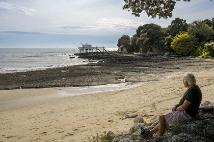 France, Charente-Maritime (17), région de Royan, Saint-Palais-sur-Mer, plage du Platin et des cabanes de pêche traditionnelle au carrelet en arrière plan