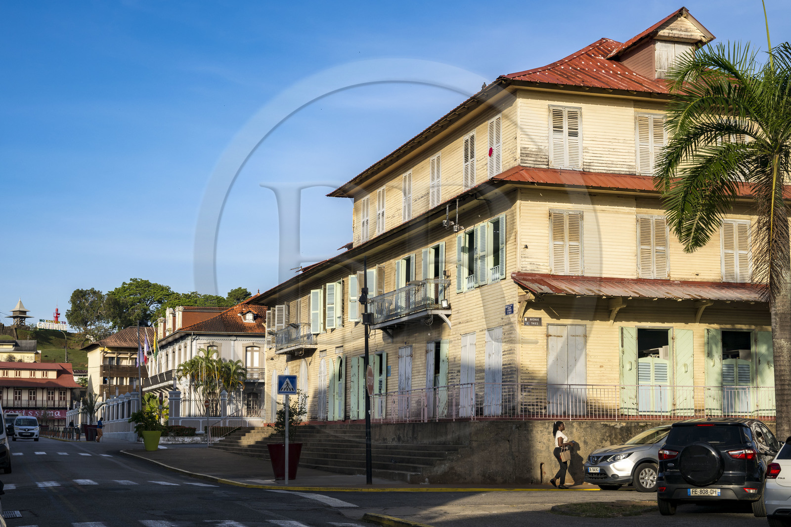 France, Guyane, Cayenne, rue Rémire à l'angle de la place des Palmistes, Immeuble Franconie abritant une bibliothèque et le Musée départemental Alexandre-Franconie, le fort Cépérou en arrière plan