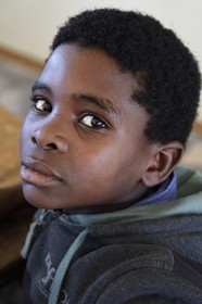 Namibie, région de Erongo, Damaraland, le Spitzkoppe dans le désert du Namib, Ecole primaire de Katora (Katora Primary School), garçon dans la salle de classe grade 4 (autour de 11 ans)