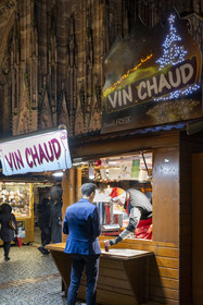 France, Bas-Rhin (67), Strasbourg, vieille ville classée au Patrimoine Mondial de l'UNESCO, marché de Noël (Christkindelsmarik) au pied de la Cathédrale Notre Dame, stand de vin chaud